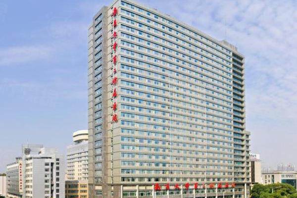 南昌大學(xué)第二附屬醫(yī)院眼科價(jià)格表：近視眼手術(shù)13600起/白內(nèi)障4400起