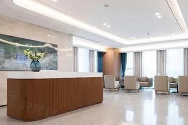 成都華廈眼科醫(yī)院近視手術價格表:半飛秒12600+/全飛秒15000+,性價比高！okostu.com