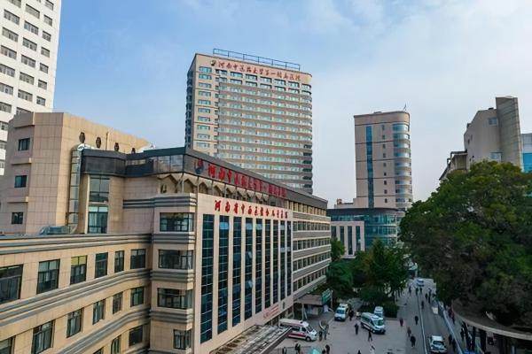 河南中 醫(yī)藥大學(xué)第 一 附 屬醫(yī)院整形美容科www.sanboo.cn