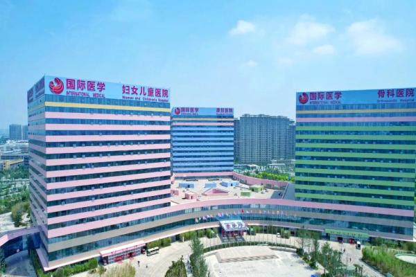 楊萬忠醫(yī)生做的鼻子穩(wěn)固嗎？很穩(wěn)固隨便揉，附技術優(yōu)勢/價格/評價參考！3